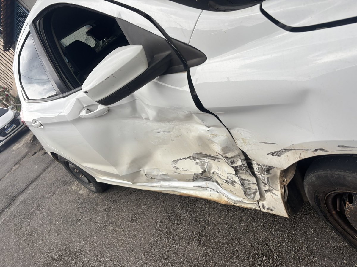 davidacida's tweet photo. Sofri acidente ontem, o cara no palio não parou no PARE, e bateu no meu carro, ele estava correndo tanto que eu não vi ele chegando. https://t.co/hupqtU1XON