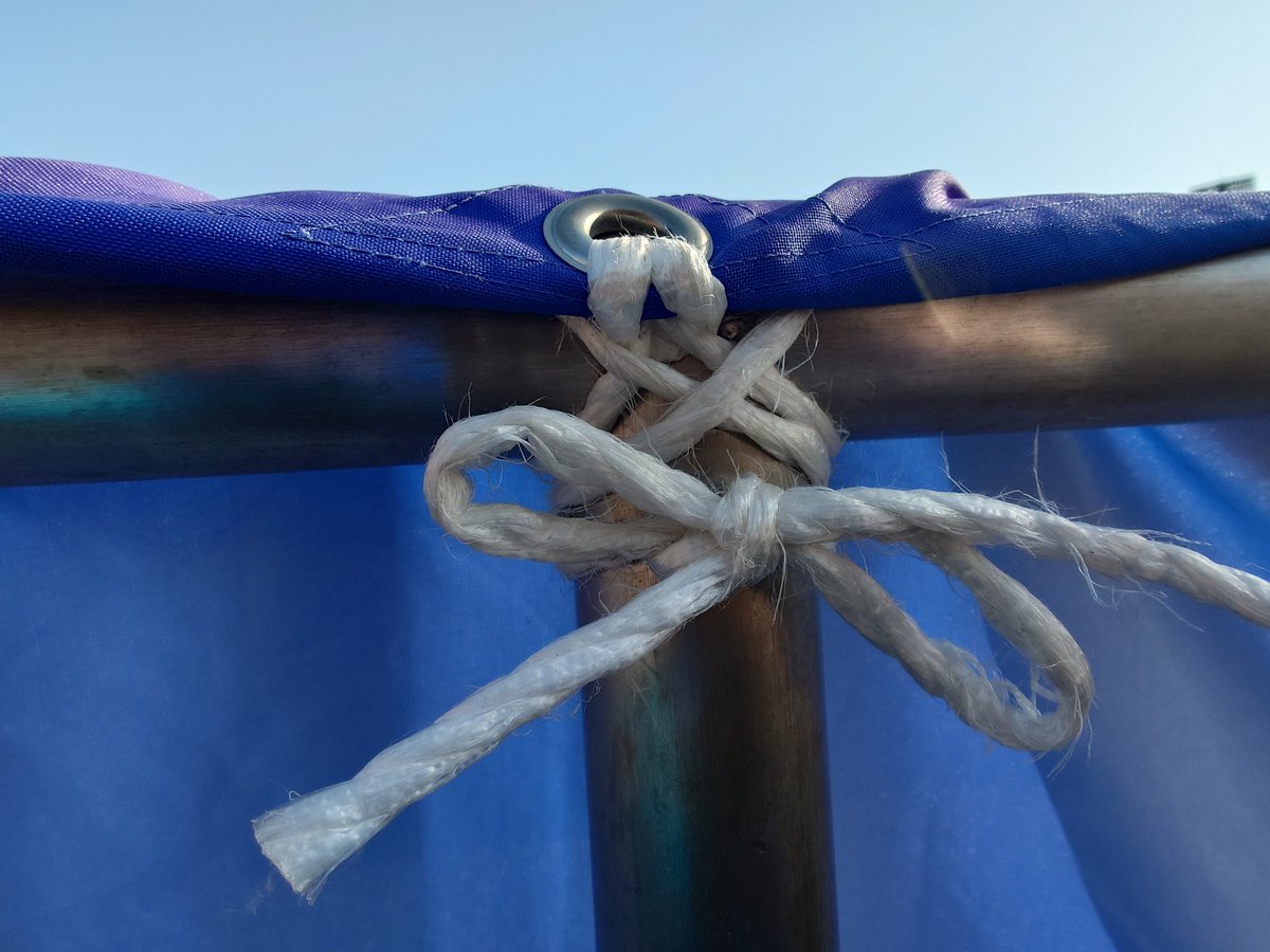 試合は前日準備と当日運営にボランティアが多数参加しています。
前日準備でのダンマクの結び方、代々伝わってる別名「社長結び」をオススメ。1枚目のように紐を横の棒に一度回してから2枚目のように縦の棒に結びます。ソユスタ特有の強い風にも耐えます。やり方聞きながらカッコいいソユスタに！