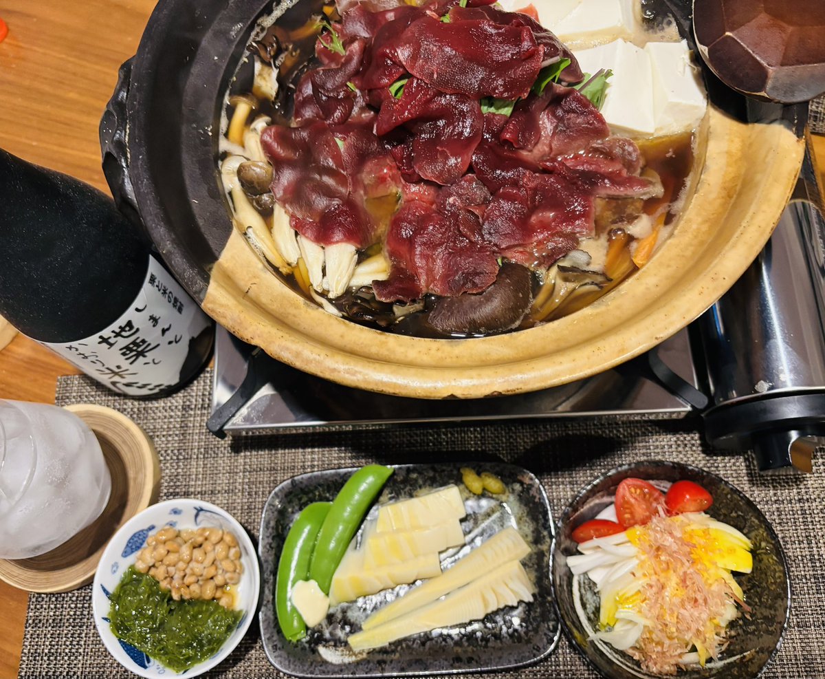 Megumi_Ogata's tweet image. 「Hang In There!」計画、2155日目！
先週猟師小屋で購入した鹿肉で鍋。そこに筍。そして筍の刺身。旬の新玉ねぎでオニスラ、めかぶ納豆。大東駿介さんに頂いた旨い焼酎で。

Hang In There! = 我々が直面している問題は困難だけど、諦めずにがんばれ！ちいさな楽しみをみつけていこう。
#HangInThere