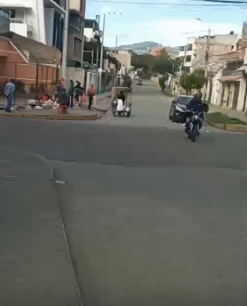 Gloria6201's tweet photo. @Alfredotosi @czamoramatute @tomebamba @GuardiaCuenca 
Pedimos su ayuda estimadas autoridades , ventas informales la calle Venezuela desde la Amazonas hasta la Remigio  Crespo , no hay respuesta del 911 , 
Por una ciudad segura más control  y limpia https://t.co/kmHdywLrcf