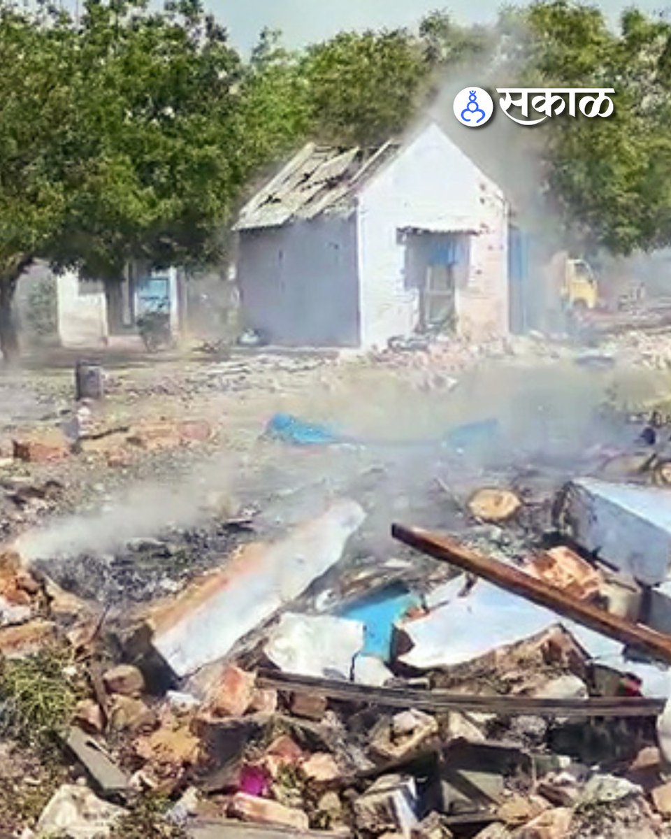 SakalMediaNews's tweet image. तामिळनाडूमध्ये एका फटाक्यांच्या कारखान्यात मोठा स्फोट झाला आहे. या दुर्घटनेत 16 जणांचा बळी गेला असून, अन्य 6 जण जखमी झाले आहेत. ही घटना विरुधुनगर जवळच्या कट्टानारपट्टीमध्ये घडली.
esakal.com/desh/tamil-nad…
#TamilNadu #Explosion #Virudhunagar