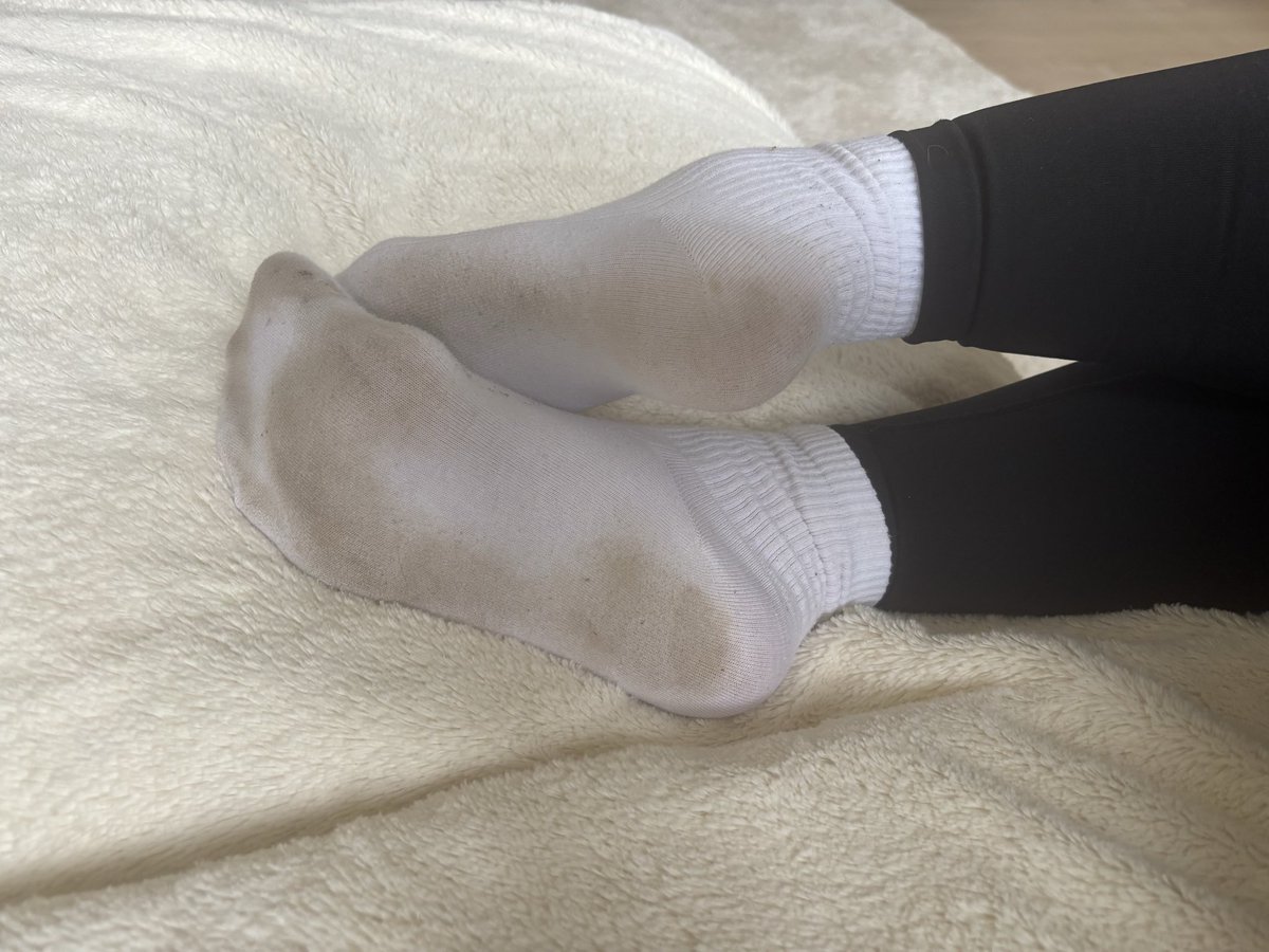 GodessAllegra's tweet image. Na? Wer von euch Losern möchte daran riechen? 🤫 #feet #findom #femdom #herrin #geldherrin #submissive #Loser #socken #socks