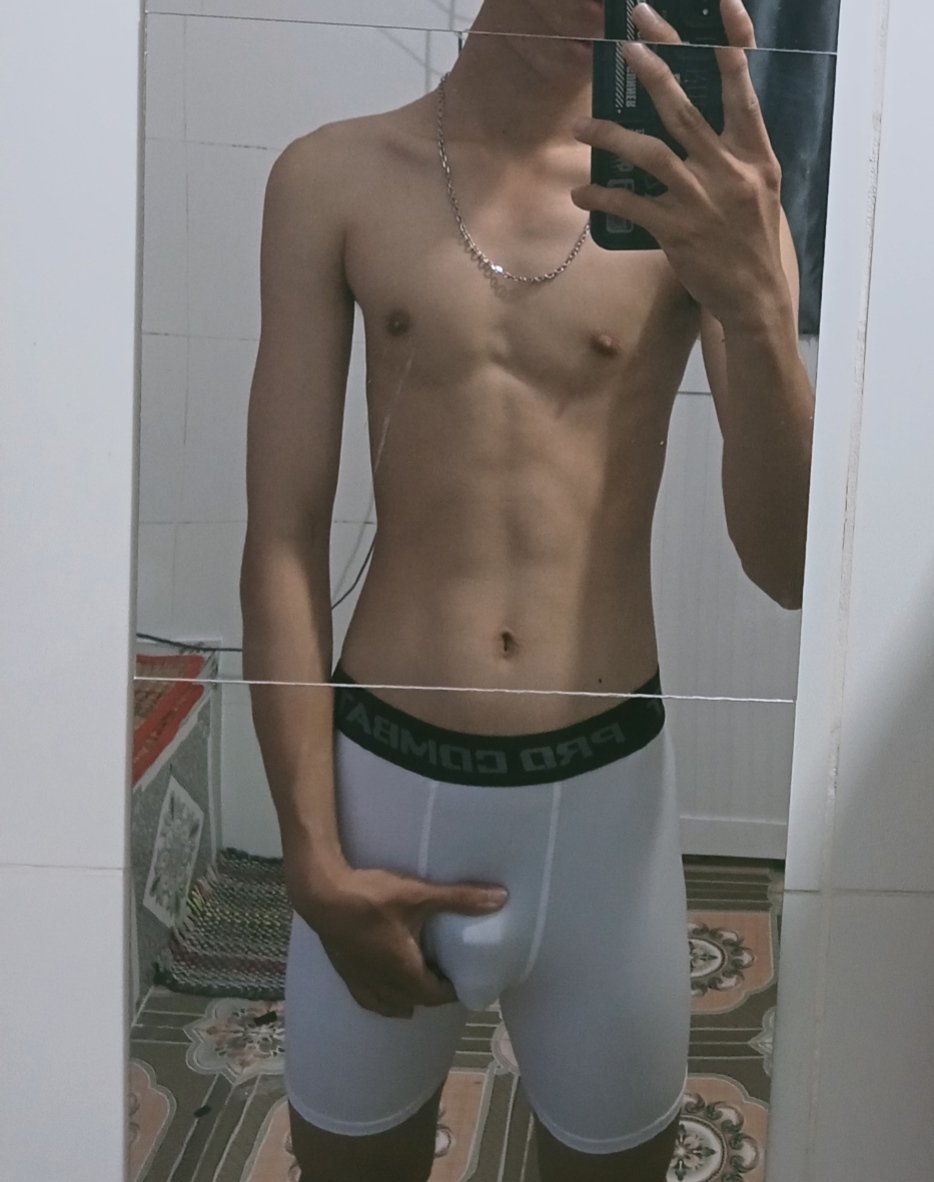 slvbonddog068's tweet photo. Cái gi phía sao lớp quần? https://t.co/rodA4ul36H