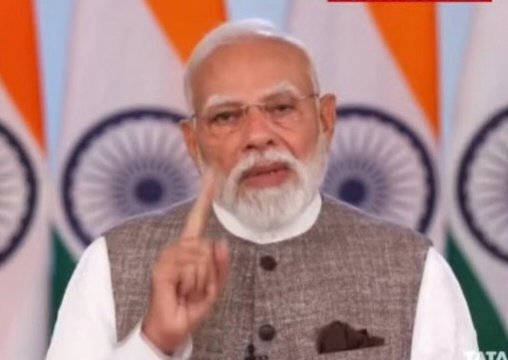महिला आरक्षण बिल तो 2023 में पास होकर कानून बन चुका, नोटिफाई भी हो चुका।

अब 2026 में नया पैकेट लाकर उसमें #Delimitation का मसाला डालो फिर विरोध हो तो चिल्लाओ “महिला विरोधी” 🤣

विपक्ष आरक्षण का नहीं सीटों के खेल का विरोध कर रहा है जनता अब पैकिंग नहीं अंदर का माल भी देखती है।