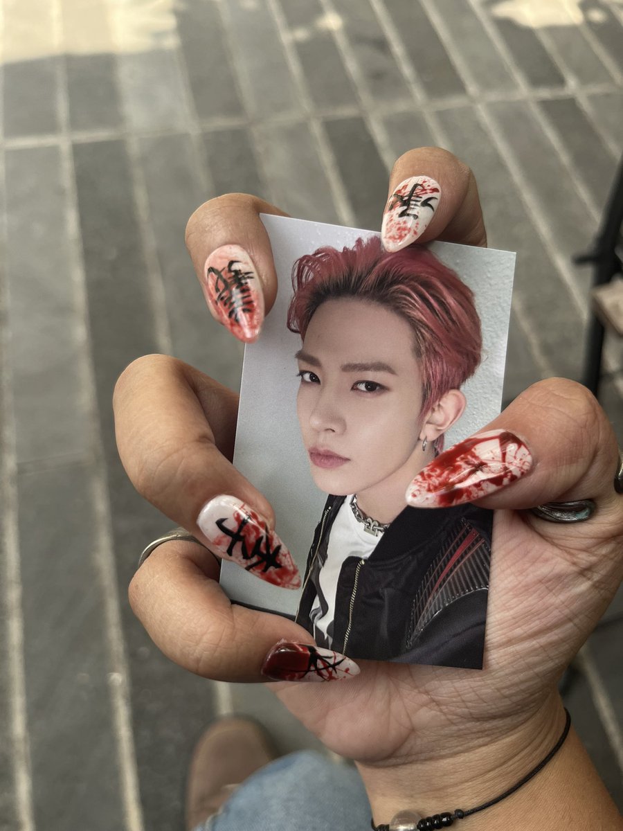 and my nails said 李羲承 means succeed the emperor (li xi cheng / lee heeseung) and 爱 (love) 🤓☝🏻 nails by my beloved joce @ teuriplewon <3