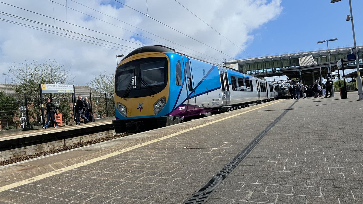 Chekkothefox's tweet photo. Love going on trains and doing train spotting. It my favourite thing to do and my happy place. #tarinenthusiast #trains #train #Autusm  @EastMidRailway @TPExpressTrains @tfwrail @LNRailway https://t.co/3j8cKvVkGq
