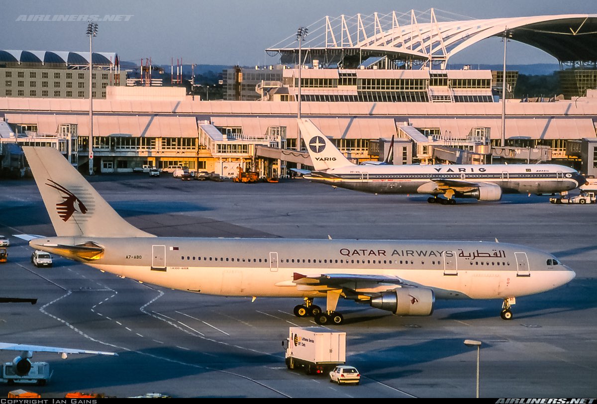 ClassicsPlanes's tweet image. A Qatar Airways A300 seen here in this photo at Munich Airport in June 2000 #avgeeks 📷- Ian Gains