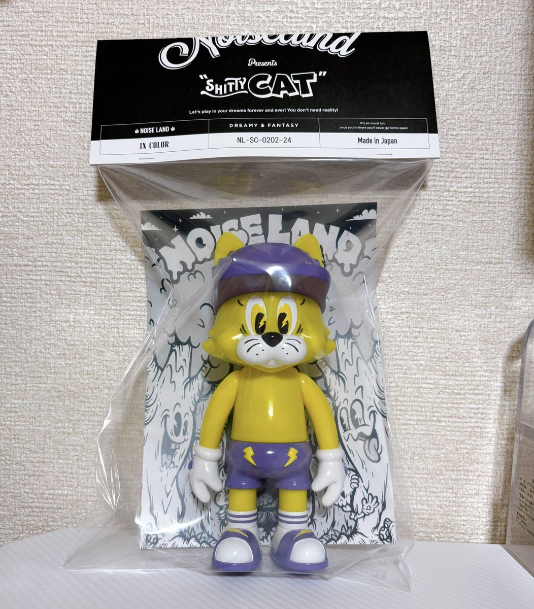 bunokiwami's tweet image. この背景の紙、ほかの方の投稿見る度見る度違うんですけど何種類あるの！？
足元の靴下とサンダルのデザも可愛いしお顔がなんと言っても可愛い、あとNOISE LANDテープ、溶けてて可愛いです
うちには黄色MOVEちゃがいないので、紫を拾ってZOMBIEちゃんと黄ポメちゃんと🟡🟣ヨウコソ
#NoiseLand #emDASH