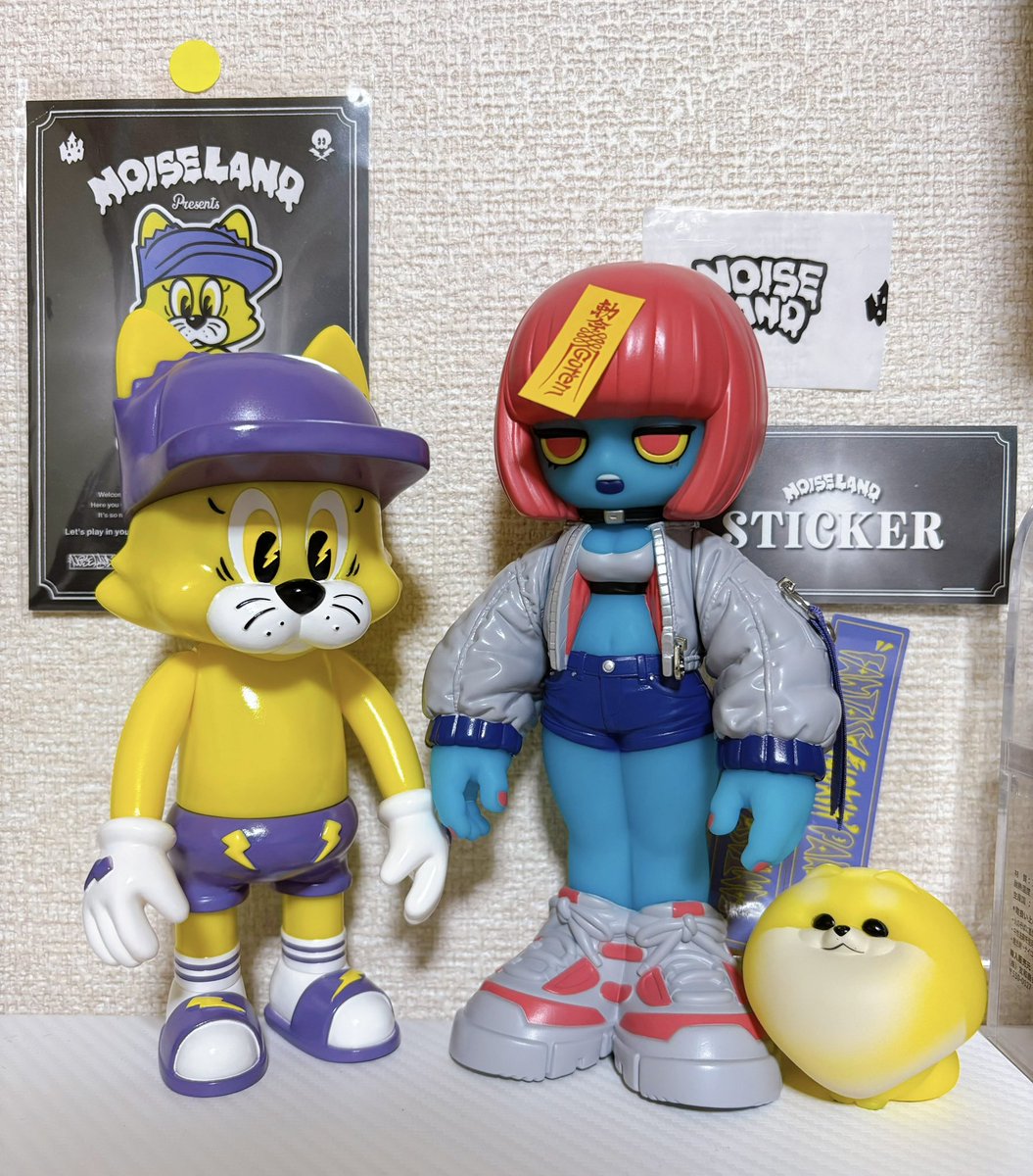 bunokiwami's tweet image. この背景の紙、ほかの方の投稿見る度見る度違うんですけど何種類あるの！？
足元の靴下とサンダルのデザも可愛いしお顔がなんと言っても可愛い、あとNOISE LANDテープ、溶けてて可愛いです
うちには黄色MOVEちゃがいないので、紫を拾ってZOMBIEちゃんと黄ポメちゃんと🟡🟣ヨウコソ
#NoiseLand #emDASH