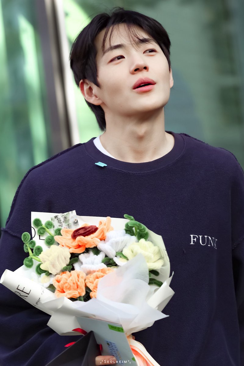 SE0LREIM's tweet photo. 260405 연극 #럭키고시원 막공 퇴근길

໒( ◉ ᴥ ◉ )७

#신재하 배우님 https://t.co/0dGhoKjS5v
