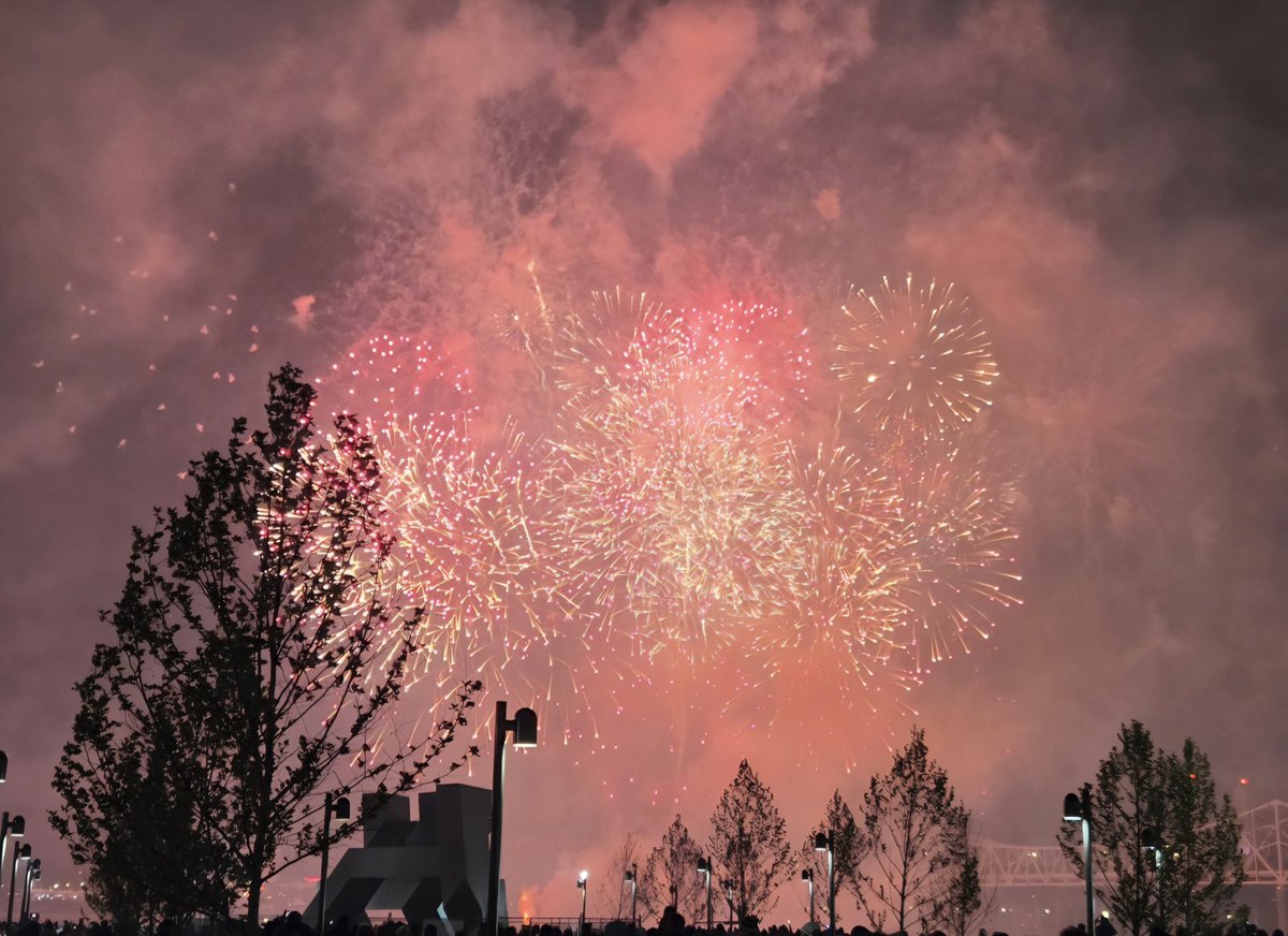 mediatrainguru's tweet photo. Well done, Louisville. Greatest fireworks show on Earth https://t.co/PKf1iR7CQc