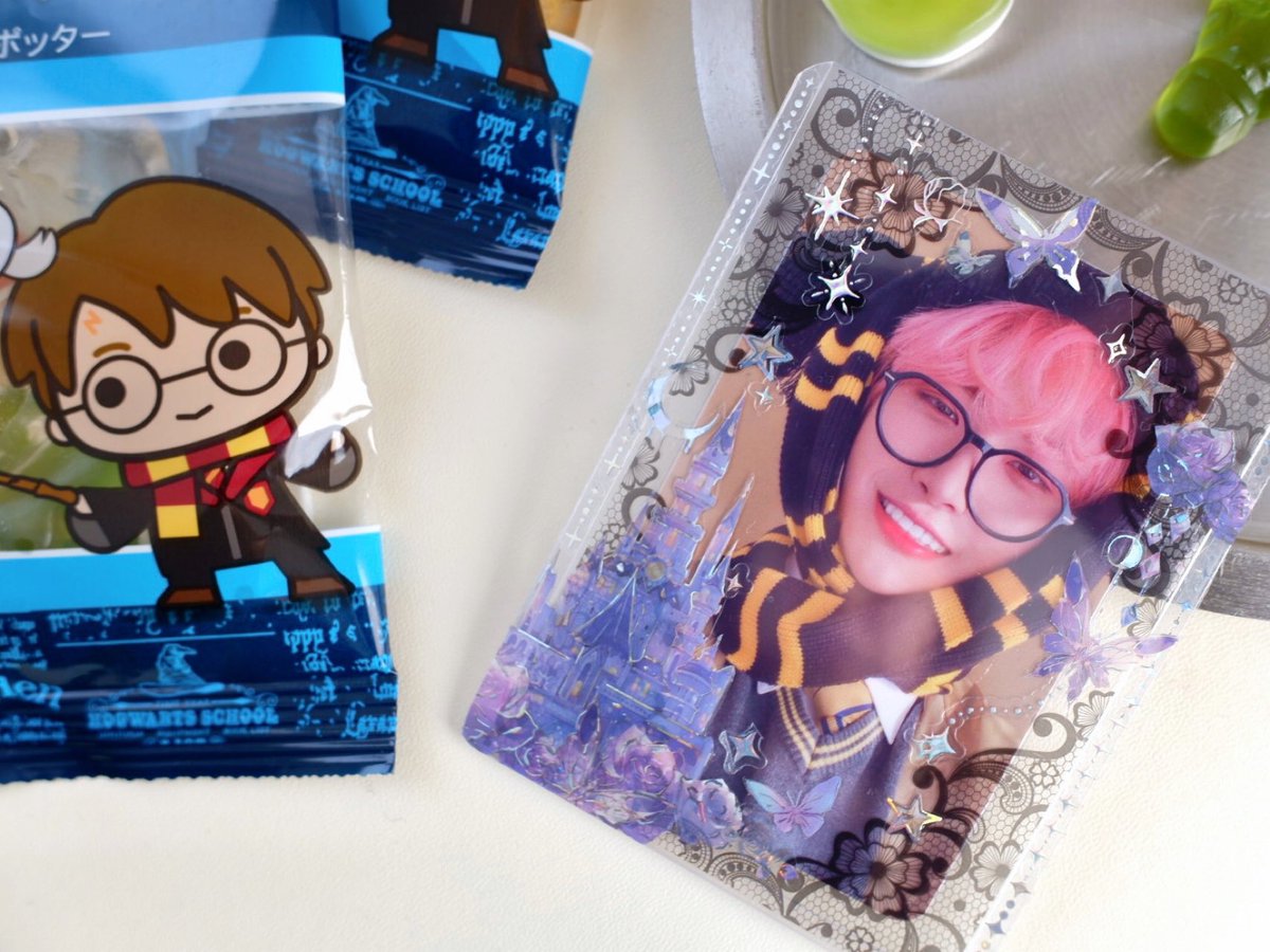 気になってたハリポタのグミをついに見つけた⚡️パッケージもめっちゃかわいいしグミも色んな形あってかわいいしハリボーだから安定の美味しさ♡ハッフルパフソンファさんと一緒に撮ってみました🤭ずれてるのちゃんと直しましたよㅎㅎㅎ