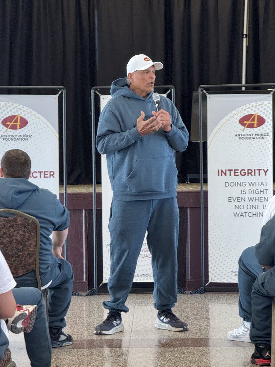PsychLopez's tweet photo. “Don’t ever forget where you came from and what you’ve gone through, because that will help develop you into a good young man.” -Anthony Muñoz
Thank you Anthony for pouring into our kids! @MunozFoundation @AnthonyMunozHOF @Creekvw_Tweets  @MiddletownOH https://t.co/kSKCpeeyaa