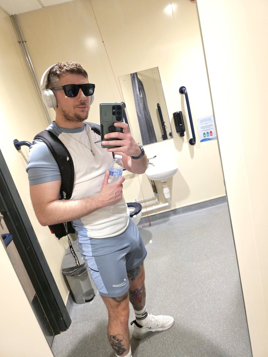 gaynaughtywelsh tweet media