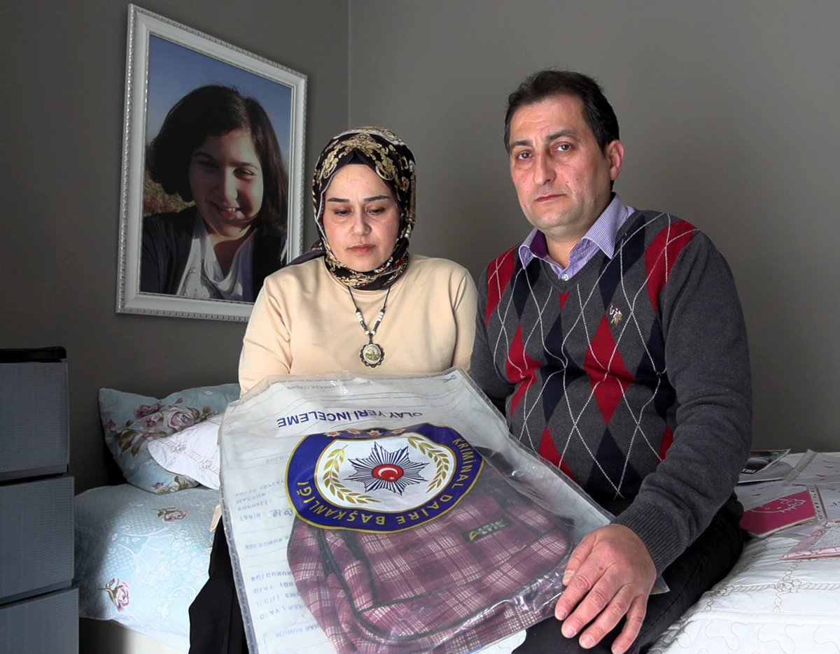 Rabia Naz’ın babası Şaban Vatan:

“Rabia Naz Vatan’ın okul çantasını aldığımdan beri hiç dokunmadım, olduğu gibi adli torbada duruyor. Neden? Belki tekrar incelenir diye.

Çantasının alt kısmında simsiyah bir iz var. Sürtünme değil, üstünden geçmiş bir araç lastiği gibi.”