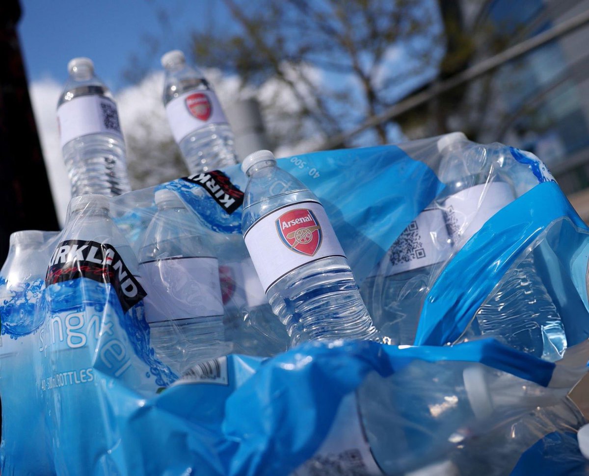 🚨 Arsenal branded bottles are being sold outside The Etihad, before the Gunners face Manchester City this afternoon. ❌🧐
