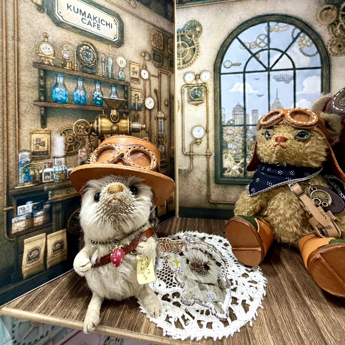 アクキーハリコてんちょ🦔の本日のお出かけ♪

「I♡Doll West VOL.43へGOです！」

お店番がんばり中のハリコてんちょ🦔はじめ、
たくさんのきょうだいたちに会えましたよ✨

記念にお写真撮らせていただきました😊

「てんちょ🦔もベアさん🐻もありがとうございました💕」