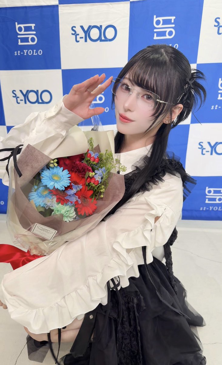 nekoneko_003's tweet photo. 東京握手会ありがとうございました！
ツーショットも解禁されたね、たくさん思い出できて嬉しい📸💜

衣装は､今回のカレンダーテーマでもある“アイドルコーデ”にしてみました👔👓  
どうですか？ᕱ⑅︎ᕱ"
気持ちはアイドルさんでした！꒰՞ɞ̴̶̷̥⩊ɞ̴̶̷̥꒱֯🎀

そして！今回もヨーロストアさんから��束をいただいてしまいました！表紙と裏表紙に合わせた配色のガーベラ！可愛すぎる、ありがとうございます❤️🩵💐

みんなに会えて、すごく幸せな時間だったよ。

今回はタイミングが合わなかった方も、またどこかで会えたら嬉しいな。

ありがとう♡