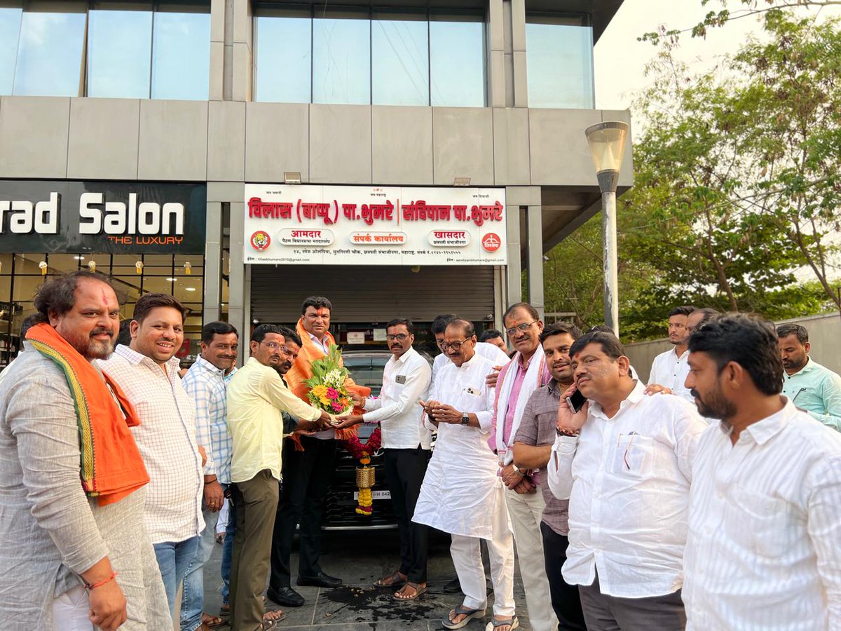 Vilas_Bhumare's tweet image. छत्रपती संभाजीनगर येथे अक्षय तृतीयेच्या शुभमुहूर्तावर गोपेवाडी येथील विनोद खरात यांनी नवीन गाडी खरेदी केली. याबद्दल त्यांचे मनःपूर्वक अभिनंदन करून पुढील वाटचालीसाठी हार्दिक शुभेच्छा दिल्या.

#VilasBhumare #AkshayTritiya #NewCar #Congratulations