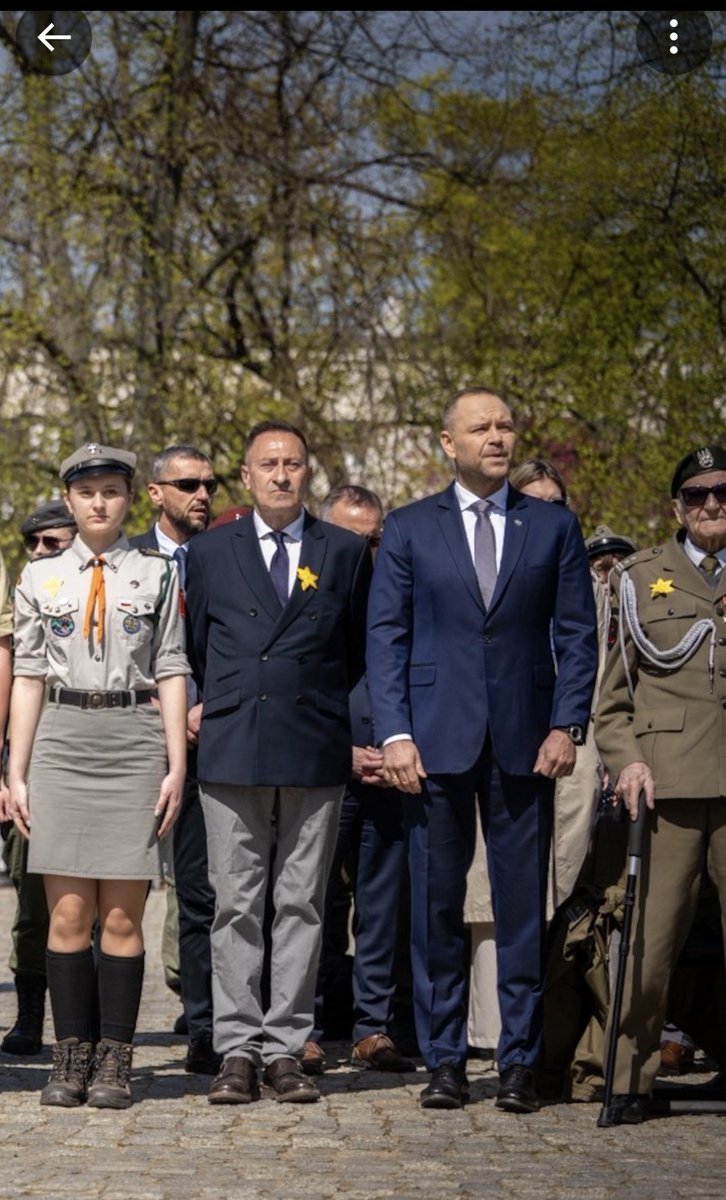 Prezydent vs pRezydent.

Ten po prawej postawa typu 
"Gorilla". 
Żonkila nie przypiął. Historyk yebany.
Nigdzie nie umie się przyzwoicie zachować.
Gbur.