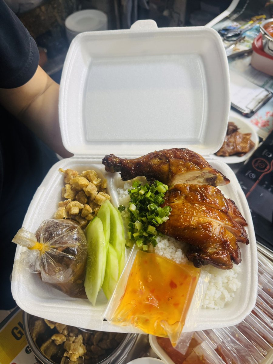Nguyenfuli0806's tweet photo. Bán cơm kiếm tiền để đi kiếm hình chill chill, khám phá thêm về đất nước và đầu tư Cờ-rýp-tồ 😮💨
#comnha #foodvn #chill #saigon #crypto #dautu #fyp 🚀 https://t.co/RSYLevD9Nh