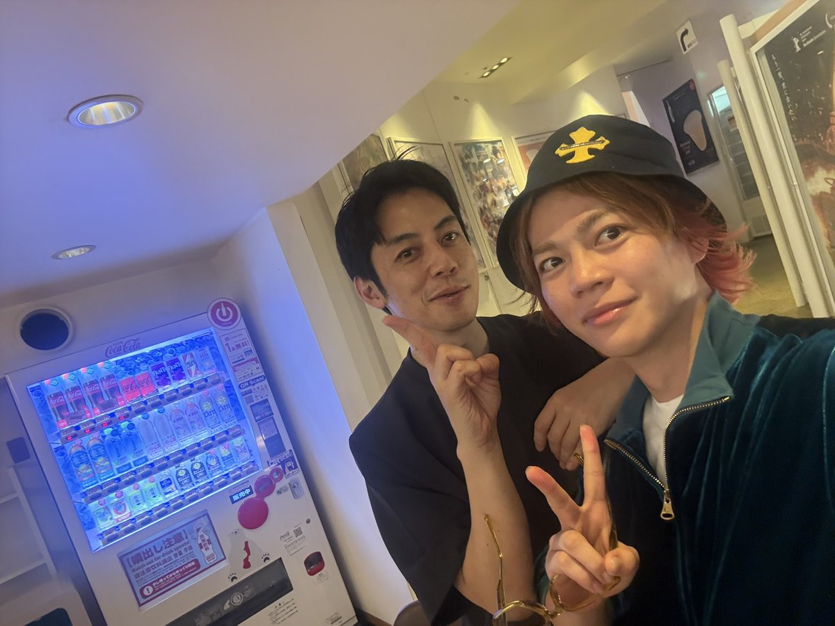 今日渋谷で最終の
えんとつ町のプペル観に行ったら

まさかのキングコング西野亮廣さん本人いた。しかもこの時間帯は告知なしで。

子供たち一人一人と
目線合わせて写真撮ってサイン書いて
ちゃんと向き合ってた。

映画始まる前から感動した。

上映中もあちこちからすすり泣く声。