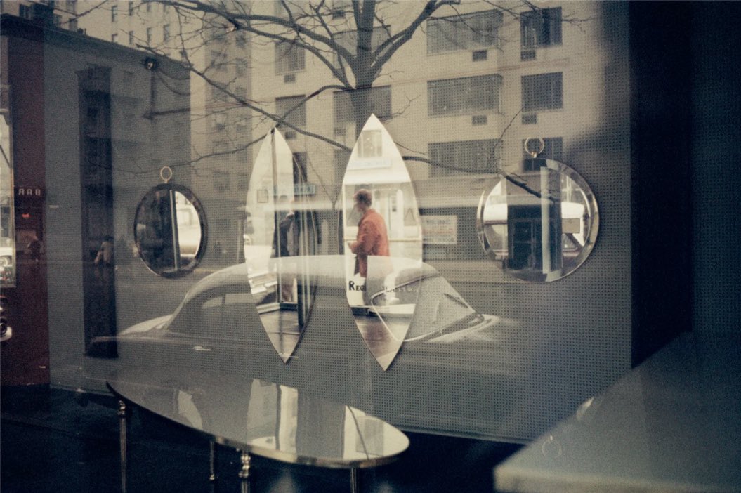 apart_trapa's tweet image. 📸: Saul Leiter - Mirrors, 1962

#apart #SaulLeiter #photography #aestheticmodernism #trapa