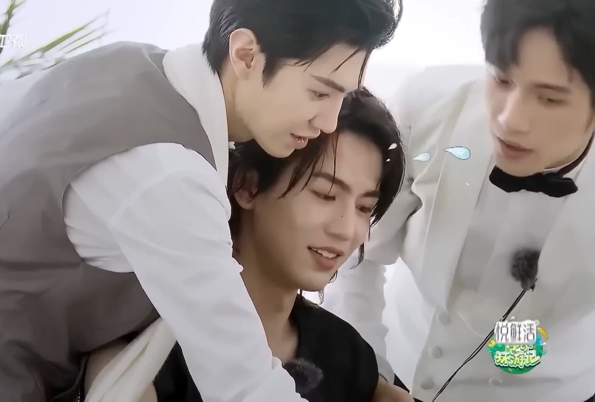 keioboysakurai's tweet image. Zheyuan got half of Linghe's fish so he promoted LH's new project as payment 🤣🤣🤣

I need ZY and LH in another show 🥲🥰

#ChenZheyuan #ZhangLinghe #YouthPeriplousS4