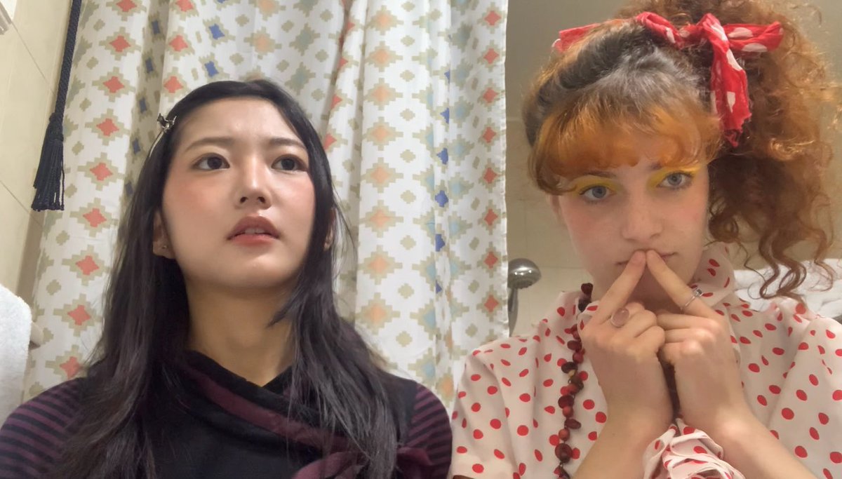 hana200310's tweet photo. 喧嘩の後の女子のメイク室
https://t.co/WbB6bobLUf https://t.co/Q8gQERNwgH