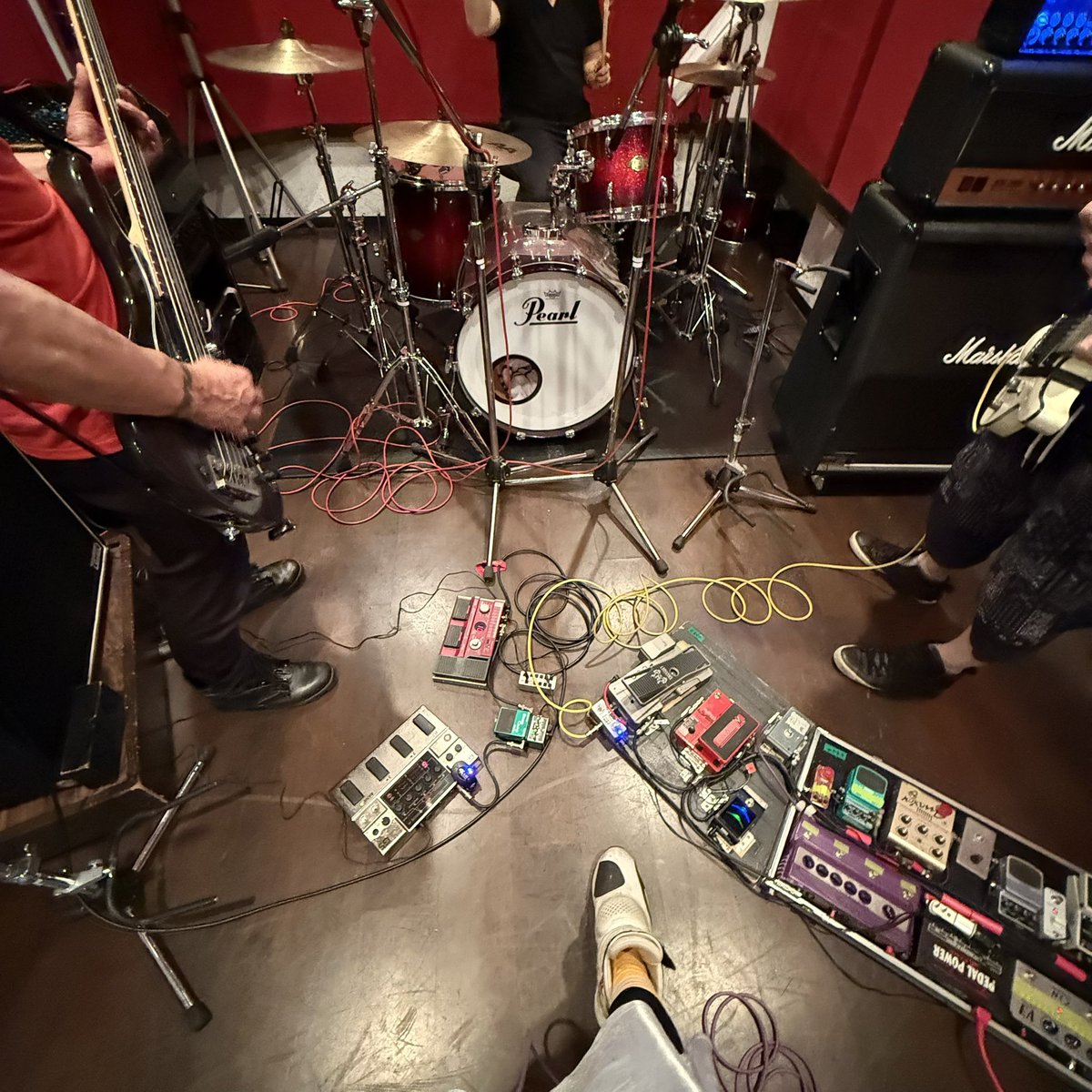 昨日はW.A.R.P.さんのリハでした〜☆
明日は池袋手刀でフロアライブ。
なかなか観られない角度からのW.A.R.P.さんをお楽しみに〜♪