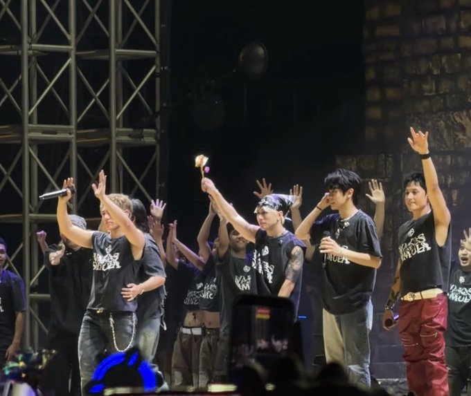 another eto naba 'yung "with my hands around your waist" ni pablo sa moonlight???

#stelljun