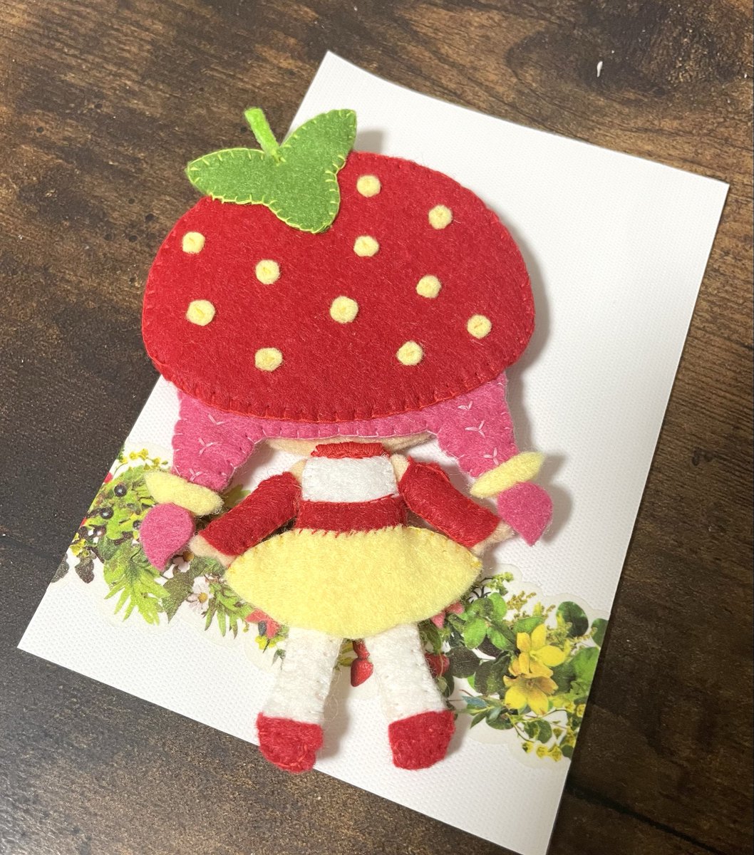 そして、友達(神)💞が私のために作ってくれた好きな女の宝物(ほうぶつ)を受け取った！かわいすぎるよ〜〜！😭
※自慢の許可もらいました。
手縫いで作ったらしくてすごすぎる！裏面も作り込みがかわいい🍓🌸本当に嬉しい
世界で一つだけの宝物に──感謝。。