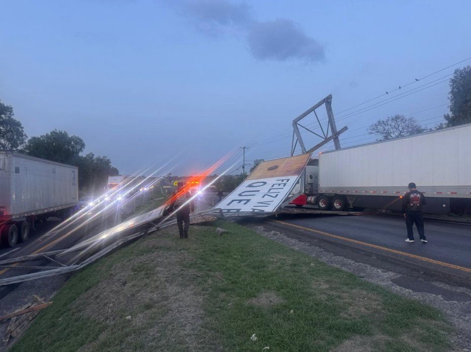 GN_Carreteras's tweet image. #TomePrecaución en #Querétaro se registra cierre de circulación tras #AccidenteVial cerca del km 036+000, de la Carretera Querétaro -San Luis Potosí. Atienda Indicación Vial.