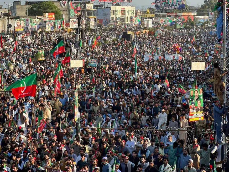 پاکستان تحریک انصاف کے مردان جلسے کے تازہ ترین مناظر، قافلوں کی آمد جاری، عوام کا جوش و جذبہ عروج پر
#MardanJalsa