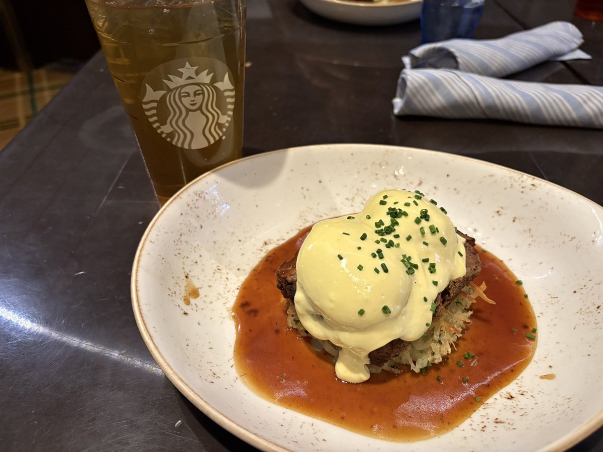 DanielOcean316's tweet image. Short rib benny at The Henry 😍

#vegas 🎰