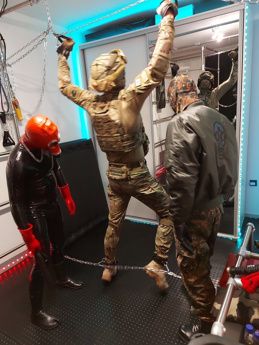 rubdesfet's tweet photo. Tactical slut gets what he deserves. ⛓️🪖⚙️
🥊🥊 @RubberSlickman @bootslave1978 
📸 @b_emeryc https://t.co/MS9HlizhFp