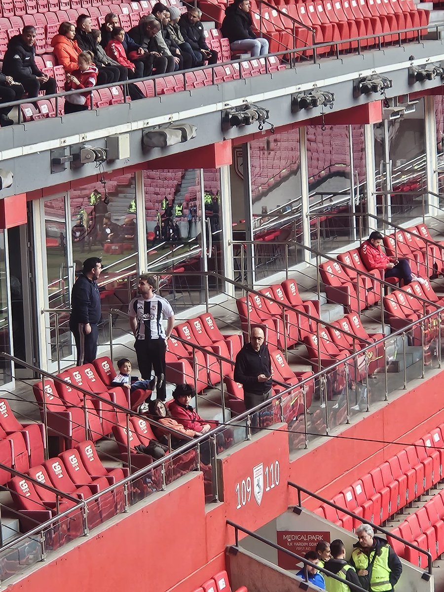 Başkana küfür eden takımın taraftarlarını locasında kim ağırlıyor ise parasını faizi ile geri ödeyip,locasını iptal edin.
<a href="/fazlihancarus/">Fazlıhan Carus</a> <a href="/sonersoykan1/">Soner SOYKAN</a>