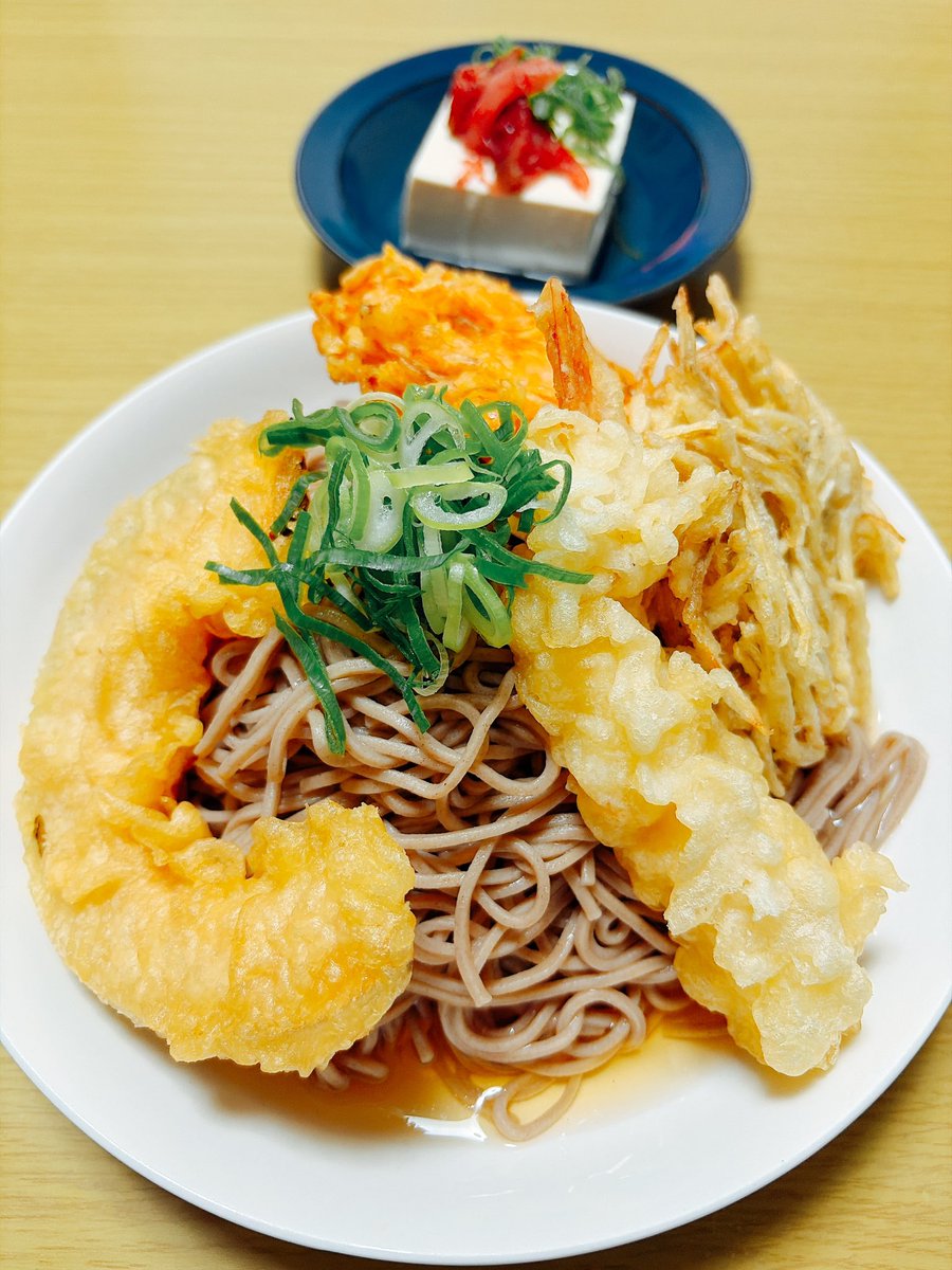 夕飯
冷やしそばに天ぷら&amp;かき揚げのせ喫食
冷奴に梅搾菜も
#天ぷらそば
#夕飯