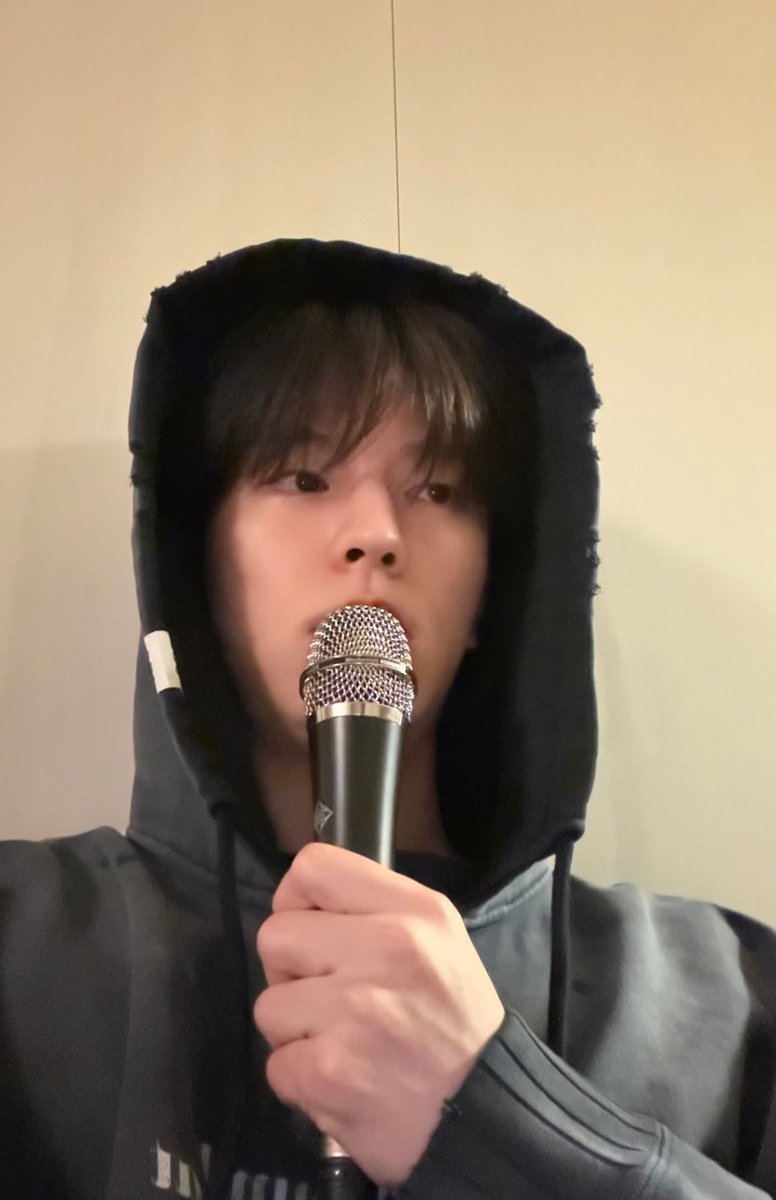 StrayKidsBrasil's tweet image. 「 #INSTA • 19.04.26 」 
ELES AMAM O SUNBAENIM DELES. Os integrantes do KickFlip comentaram no último post do Seungmin! 🥰🥰

Donghwa: Oi Seungmin sunbaenim! Aqui é o Dongwha. Muito obrigado por cantar a nossa música! Sniff sniff eu te amo, sunbaenim! Eu sinto sua falta ❤️❤️❤️