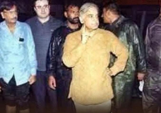 کون جانتا تھا
لکشمی چوک, گجومتہ, شاھدرہ کے پانی کا نظام ٹھیک کروانے والا ایک دن دنیا کی سب سے بڑی  تجارتی بندرگاہ آبناے ھرمز کھلواے گا 

بے شک اللہ جسی چاھے عزت دے ♥️♥

#GreatGreatFieldMarshal 
#CDFGlobalPeaceMaker
#TwoFantastic
#ThankYouPakPMandCDF
#GreenFlagRisesAtITPF