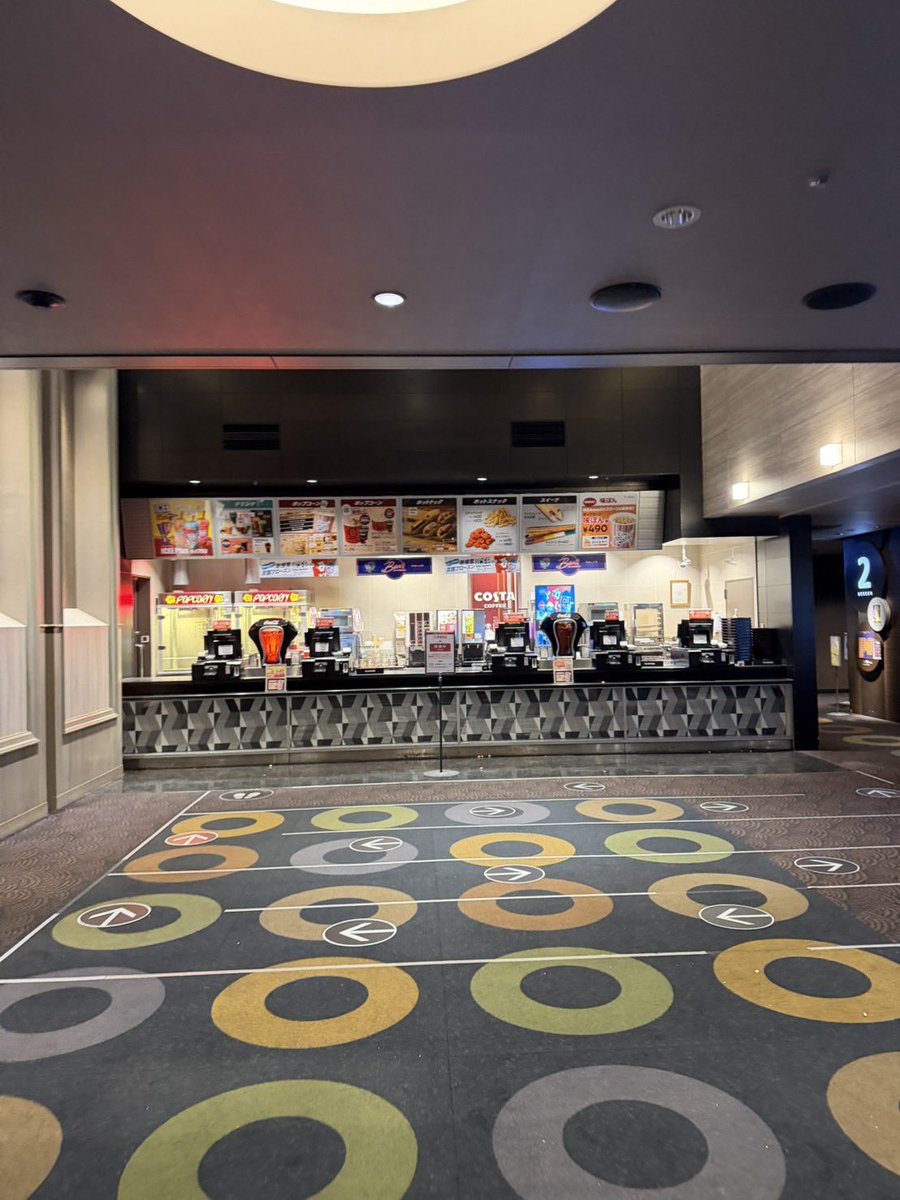 imhachi8's tweet photo. @Raphael05166140 この前渋谷の映画館で同じ発想に至りましたが、上の階に上がってみると、上演時間外の階では販売がありませんでした https://t.co/jixl35BV2Y