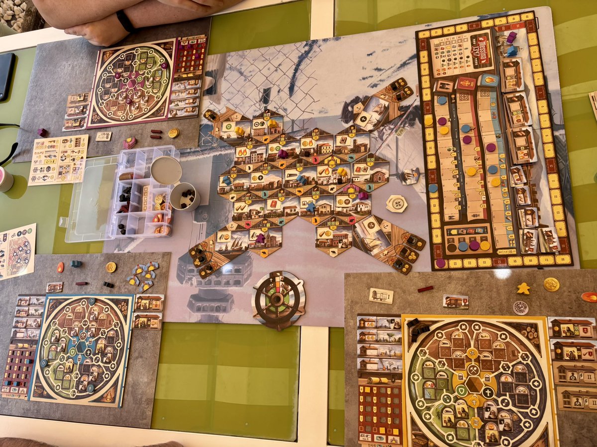 Seba_81's tweet image. Pues 4 años después vuelve a ver Mesa Messina 1347 y oye, muy guay. Cuestan las primeras rondas el montarte el motor de acciones en tu territorio pero luego es muy satisfactorio. Muy interesante los pulsos para hacerse con el jugador inicial. #juegosdemesa #boardgames