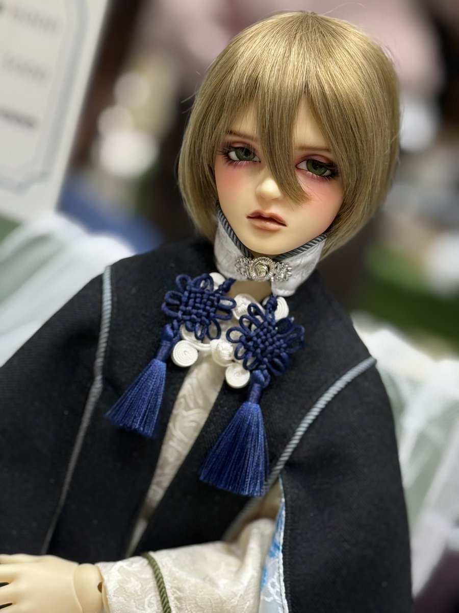 132-SD【The Hotel Nichts】

✴︎チャイナマントケープ　6000円
SDGrBを基準に型紙を作成しておりますが、前開きなのである程度融通が効きます。
✴︎チャイナつけ襟　3000円
ワンサイズですが40~60㌢ドールで着用可能です◎

いずれも生地違いの一点ものになります！
#ドルパ_ディーラー
#ドルパ55