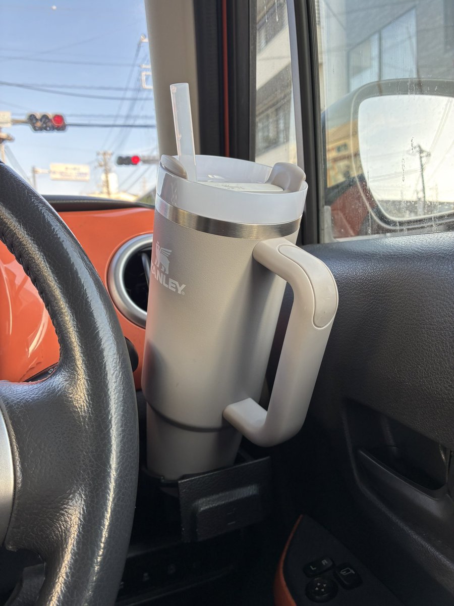 FOC_uifi's tweet photo. この前買ったスタンレーのクソデカカップ、
軽如きのドリンクホルダーでは入らないw
ピックアップトラックみたいなやつじゃないとダメだな https://t.co/oLtgq6tp4D