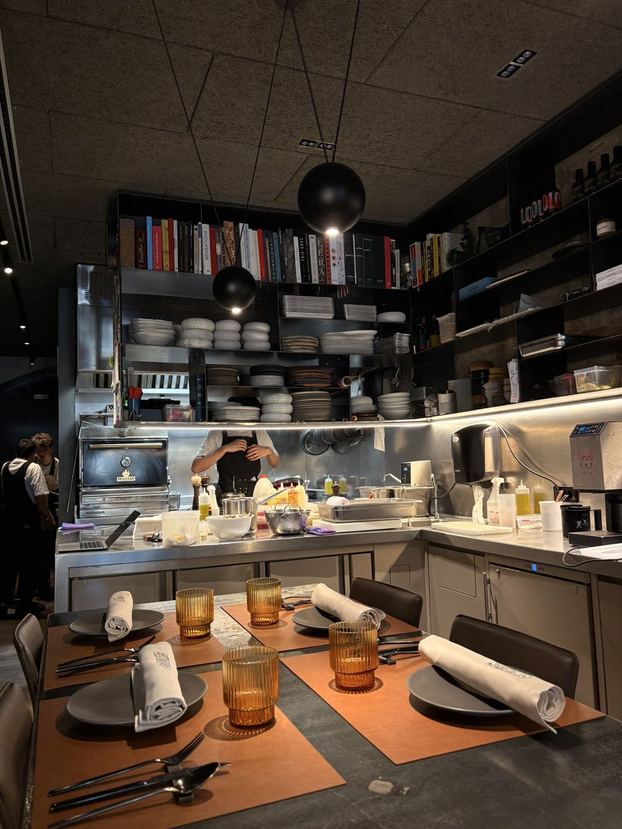 arraztoaa's tweet photo. SinoFos en Girona capital. Comida en la barra. Mi prototipo de restaurante ideal, dinámico y muy divertido, al que volveré más pronto que tarde. https://t.co/GmsquJXtxn