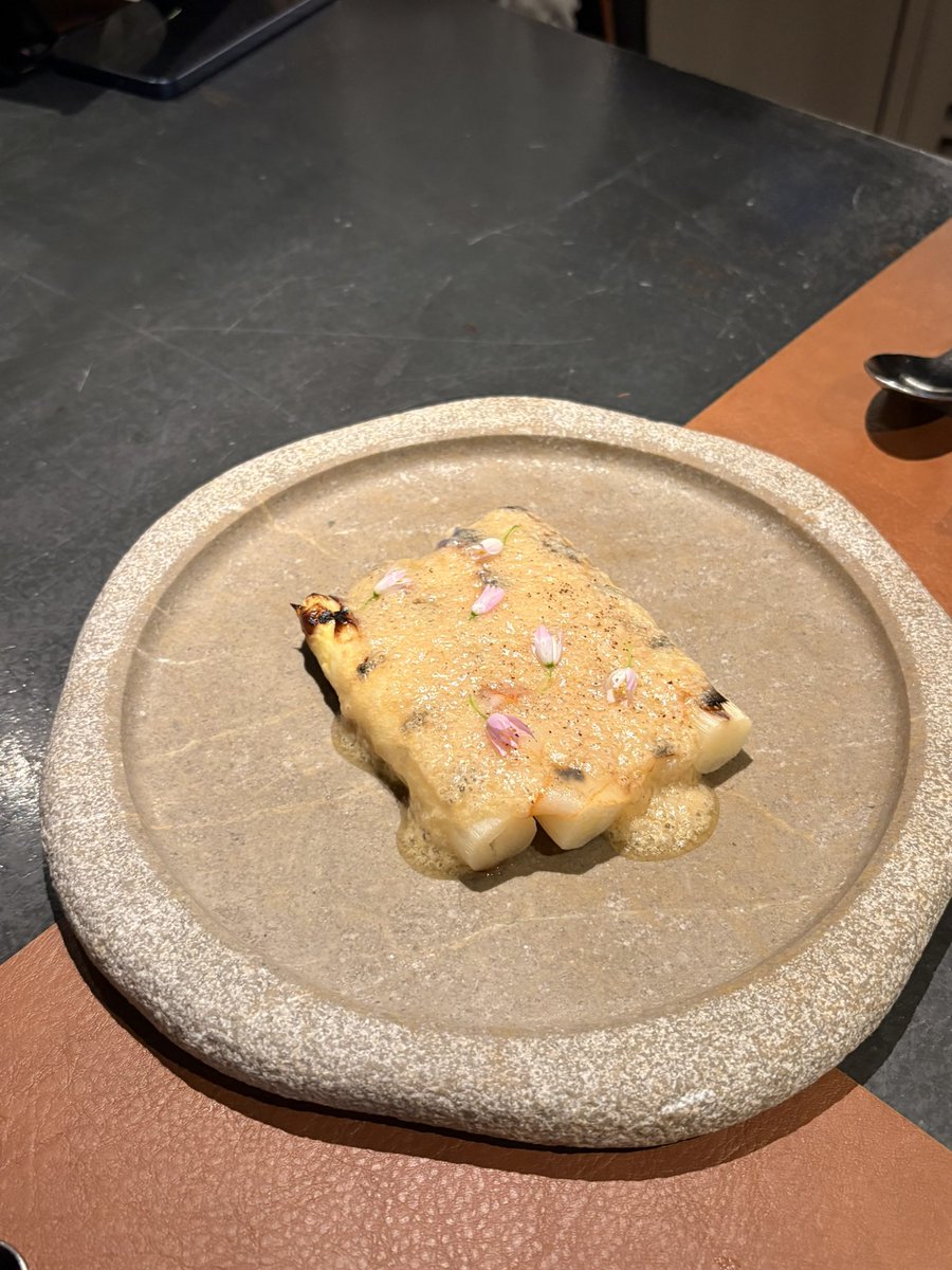 arraztoaa's tweet photo. SinoFos en Girona capital. Comida en la barra. Mi prototipo de restaurante ideal, dinámico y muy divertido, al que volveré más pronto que tarde. https://t.co/GmsquJXtxn