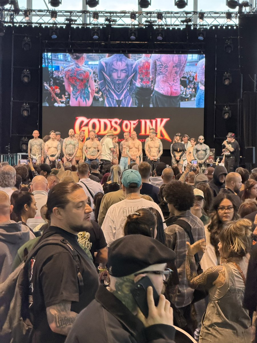 cortezonPL's tweet photo. Rok i dwa lata temu byłem jednym z tatuowanych. Dziś, ostatniego dnia festiwalu wizyta na spontanie nacieszyć oczy i spotkać znajomych artystów.
#GodsOfInk we Frankfurcie - coroczny konwent tatuażu ściągający ponad 400 tatuażystów z całego świata. https://t.co/k3WaHbNGNR