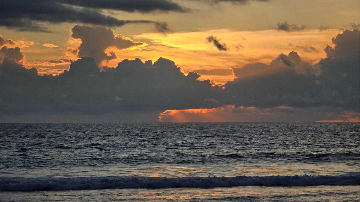 Pnarogrlu's tweet image. Dive into "Sunset Breeze" — let soft guitar strums + ocean waves wrap you in calm. Perfect for unwinding after a long day.  #ChillVibes #MusicForSoul