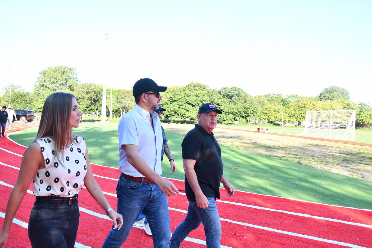 AllianaPedro's tweet photo. Con la diputada Fabiana Souto visitamos el nuevo circuito olímpico y la renovación de la cancha de fútbol del Polideportivo Roberto Cabañas de Pilar.

Felicitaciones al gobernador Víctor Hugo Fornerón por apostar al deporte, a una vida más sana y a un mejor futuro para nuestra gente.
