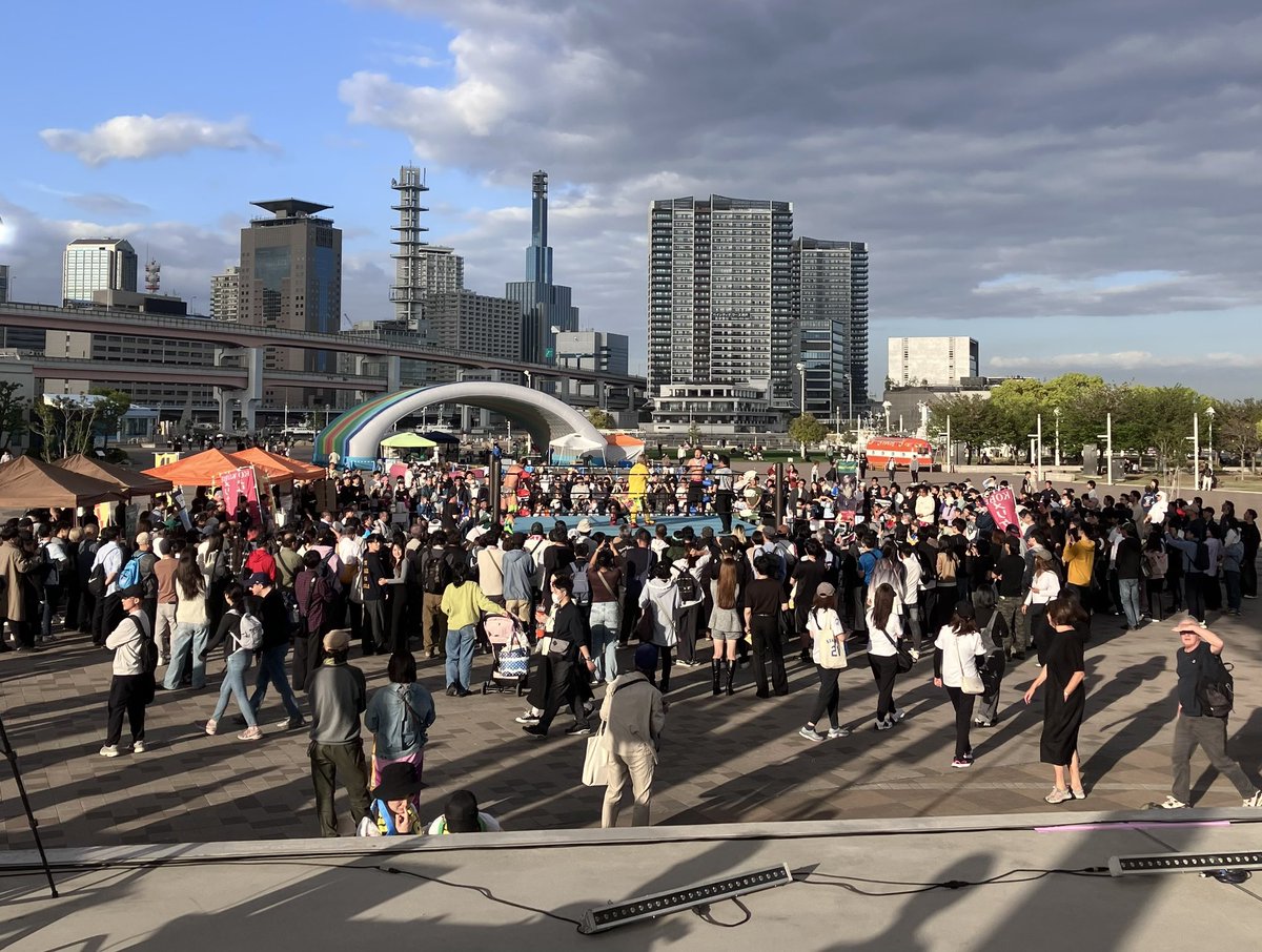 神戸メリケンパークプロレスフェス１日目。音響ブースのステージ上から撮影。たくさんの観客が参集されました！

#神戸メリケンプロレスフェス2026